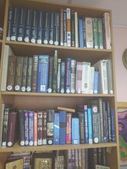 Отличительная особенность школьной библиотеки – функционирование ее как социальной системы в рамках образовательной системы. В связи с этим она выполняет 80 % потребностей образовательного учреждения.